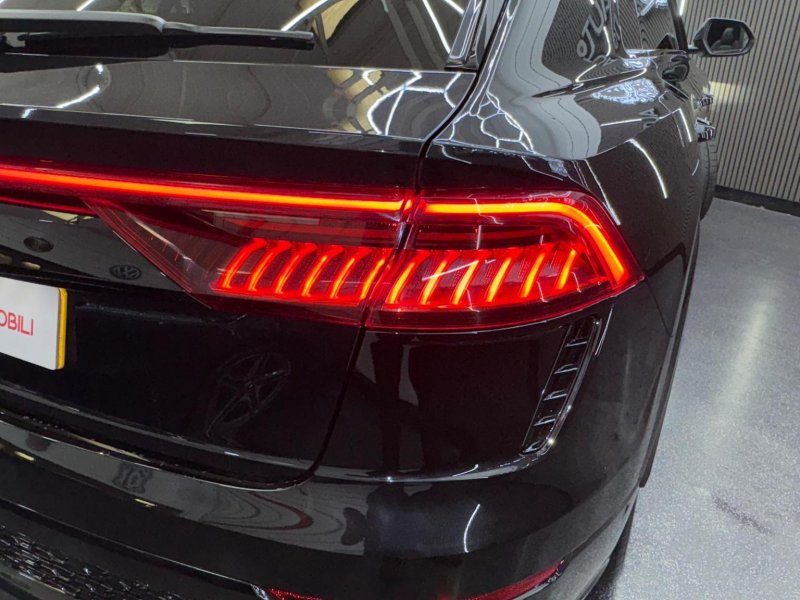 AUDI RSQ8
