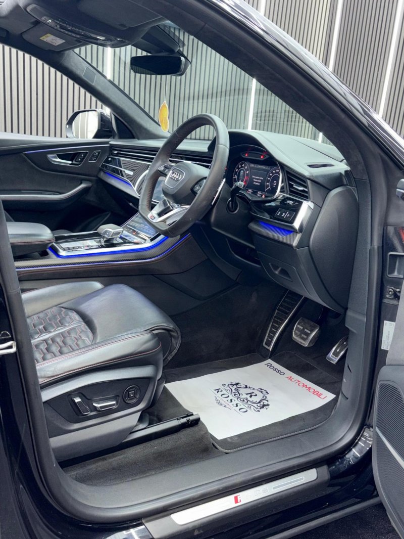 AUDI RSQ8