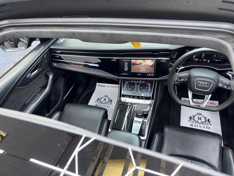 AUDI RSQ8