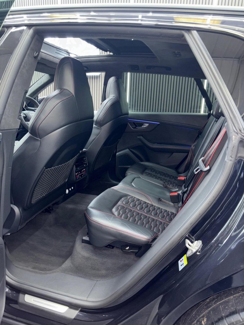 AUDI RSQ8