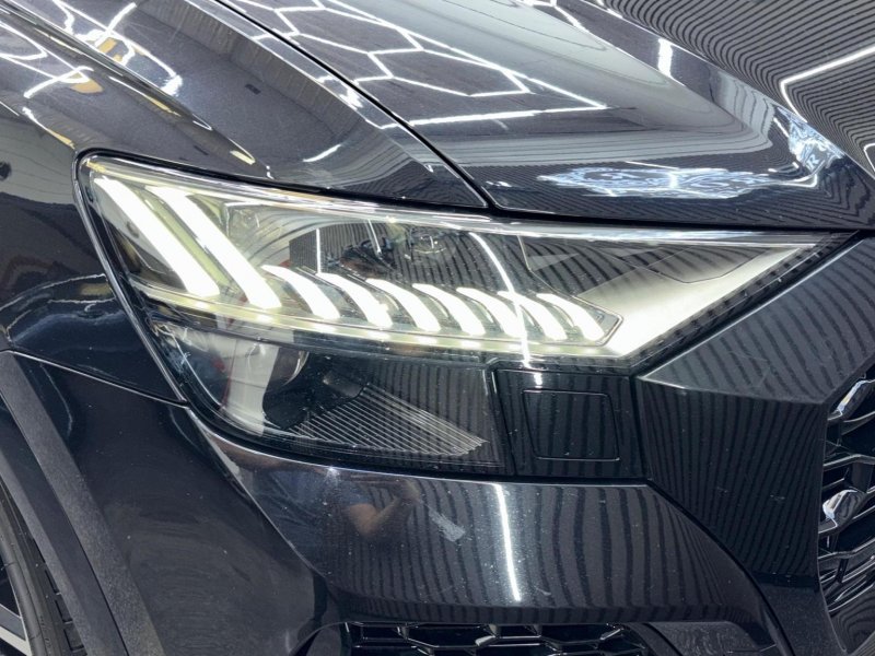 AUDI RSQ8