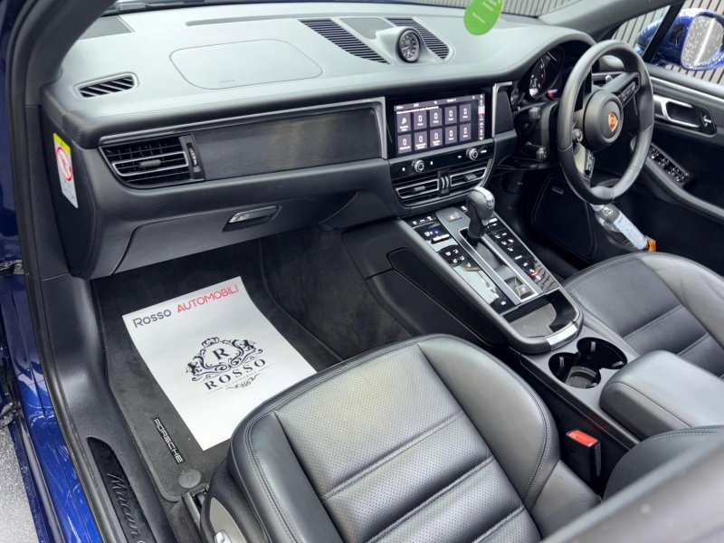 PORSCHE MACAN